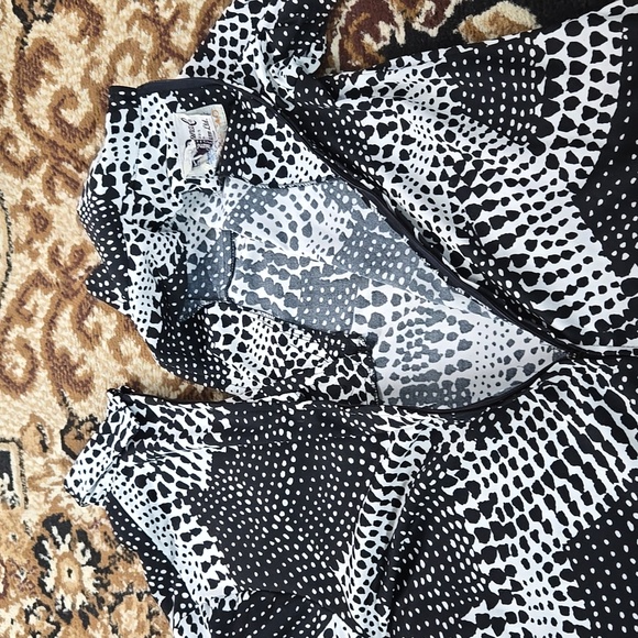 Vintage 70s Polyester Blouse Shirt Daggar Collar Abstract Black and White 1970s - Picture 14 of 15